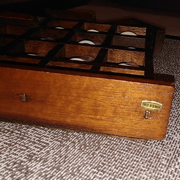 Thimbleville Wooden 1980s Stand with 24 Thimbles - Picture 7 of 12